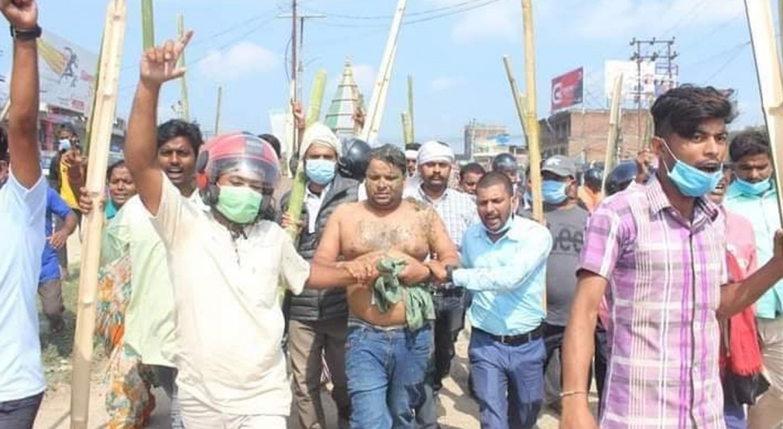 सीके राउतका कार्यकर्ताद्वारा खानेपानी प्रमुखमाथि दुर्व्यवहार, कालोमोसो दलेर जनकपुर घुमाइयो